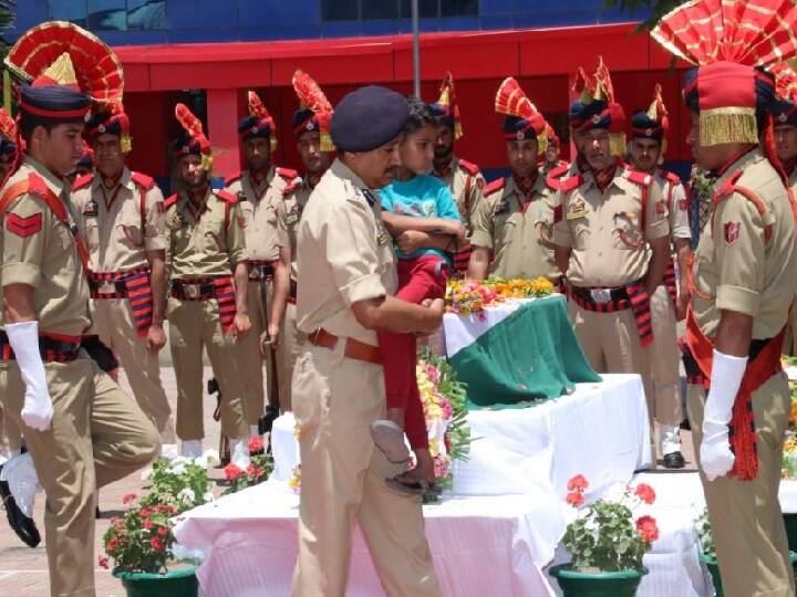 जम्मू-कश्मीर: शहीद अरशद खान के बेटे को गोद में ले रो पड़े SSP, तस्वीर वायरल