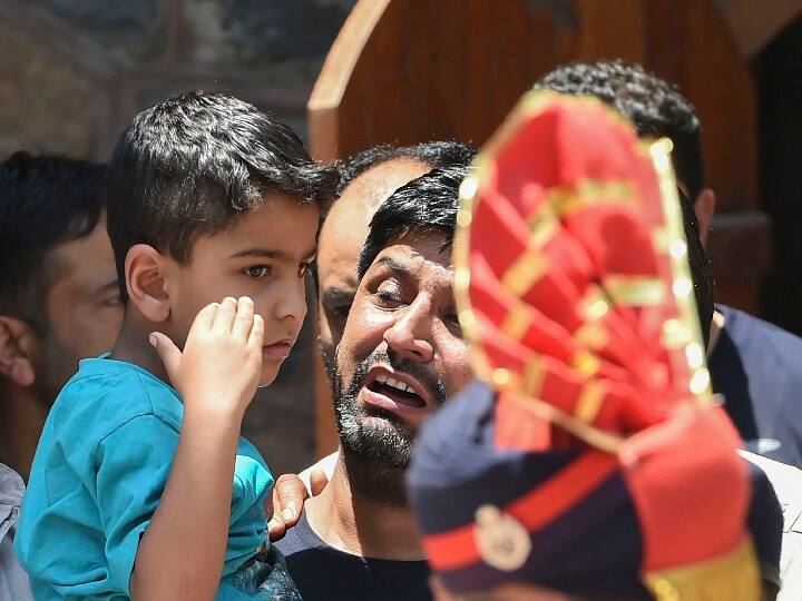 जम्मू-कश्मीर: शहीद अरशद खान के बेटे को गोद में ले रो पड़े SSP, तस्वीर वायरल
