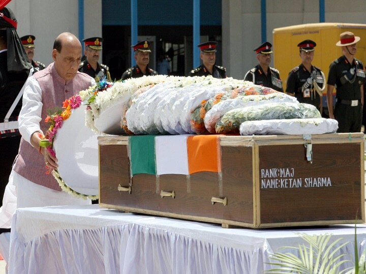 rajnath singh and army chief pays homage to martyrs major ketan sharma जम्मू कश्मीर: अनंतनाग हमले में शहीद मेजर को रक्षामंत्री और सेना प्रमुख ने दी आखिरी सलामी