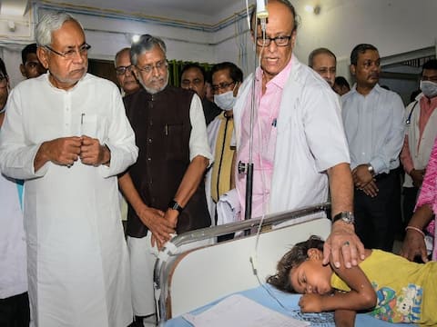 चमकी बुखार: मुजफ्फरपुर में अब तक 112 बच्चों ने दम तोड़ा, बीमारी से प्रभावित बच्चों के घर जाकर सर्वे करेंगे डॉक्टर चमकी बुखार: मुजफ्फरपुर में अब तक 112 बच्चों ने दम तोड़ा, बीमारी से प्रभावित बच्चों के घर जाकर सर्वे करेंगे डॉक्टर