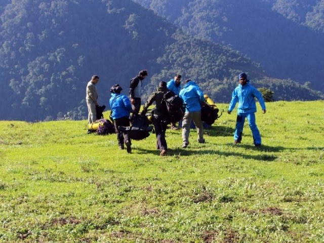 iaf team of garud commandos porters hunters on way to an 32 crash site एन 32 विमान हादसा: दुर्घटनास्थल से अबतक नहीं निकल पाया है जवानों का शव, 3 जून को लापता हुआ था प्लेन