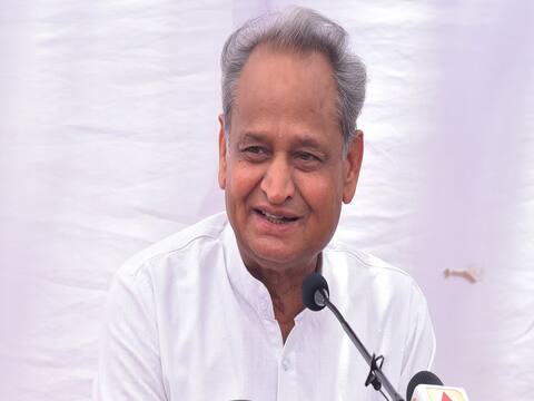 अशोक गहलोत की सोनिया गांधी के सामने शतरंजी चाल, अगर ऐसा हुआ तो सचिन पायलट का कद घटेगा अशोक गहलोत की सोनिया गांधी के सामने शतरंजी चाल, अगर ऐसा हुआ तो सचिन पायलट का कद घटेगा