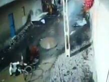 गुजरात: सड़क पर सनक उठा सांड, दुश्मन की तरह राहगीर पर हुआ हमलावर, देखें वीडियो