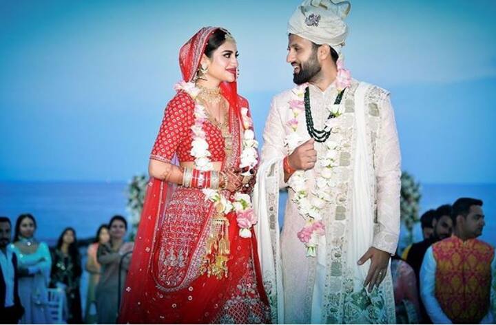 अभिनेत्री से सांसद बनी नुसरत जहां परिणय सूत्र में बंध गईं, उन्होंने कोलकाता के बिजनेसमैन निखिल जैन से शादी रचाई है. उन्होंने फेसबुक और इंस्टाग्राम पर निखिल जैन के साथ तस्वीर साझा किए और लिखा- Towards a happily ever after with @nikhiljain09