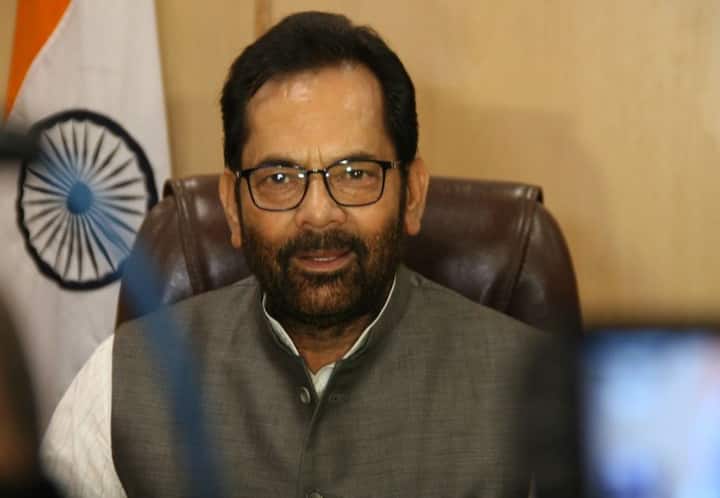 केंद्रीय मंत्री मुख्तार अब्बास नकवी और उनकी पत्नी सीमा नकवी भी अलग धर्मों से संबंध रखते हैं. दोनों की पहली मुलाकात इलाहाबाद विश्वविद्यालय में हुई. ये प्यार बढ़ता गया और बाद में दोनों शादी के बंधन में बंध गए.