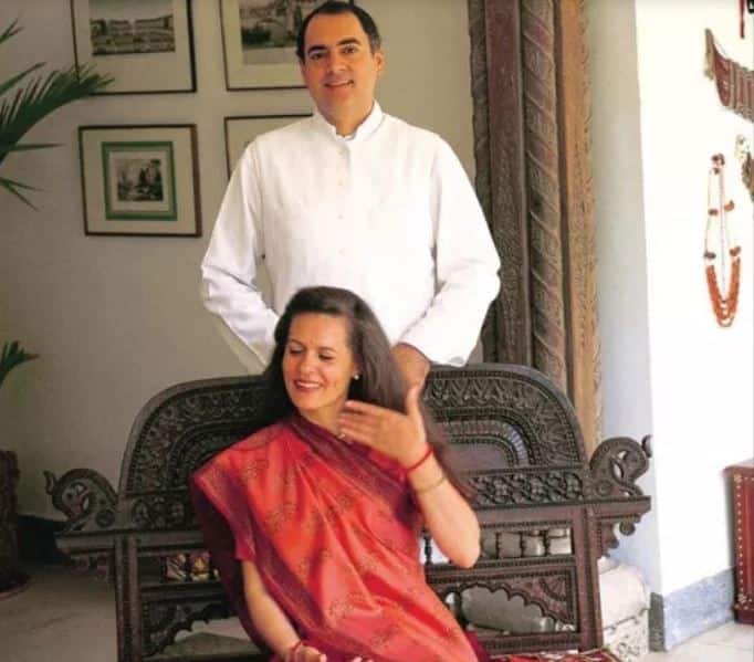 इंदिरा गांधी के बेटे राजीव गांधी उस समय कैम्ब्रिज यूनिवर्सिटी में पढाई कर रहे थे. यूनिवर्सिटी में पढ़ाई के दौरान ही राजीव गांधी की निगाहें सोनिया गांधी से मिली. सोनिया और राजीव पहली बार एक यूनानी रेस्तरां में मिले थे. 25 फरवरी 1968 को 1 सफदरगंज रोड के लॉन में दोनों की शादी हुई थी.