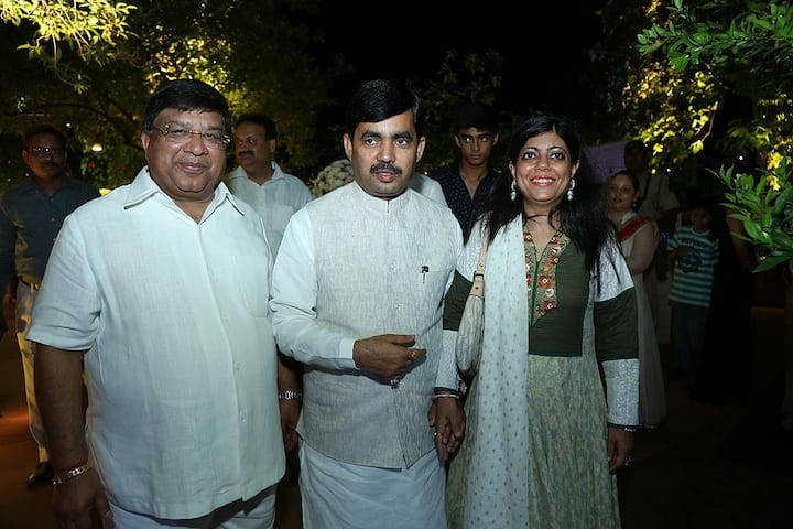 शाहनवाज हुसैन ने अपनी प्रेमिका हिन्दू लड़की रेनू शर्मा से साल 1994 में शादी की. इससे पहले इन दोनों का प्यार कई सालों तक चलता रहा. शाहनवाज हुसैन को शुरुआत में रेनू ने मना कर दिया था लेकिन बाद में वो मान गईं.