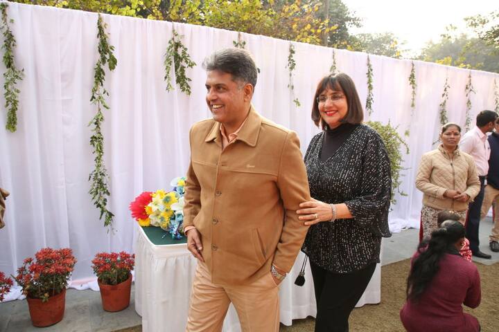 कांग्रेस नेता और पूर्व केंद्रीय मंत्री मनीष तिवारी ने भी धर्म की सीमाओं को तोड़कर शादी की है. मनीष तिवारी ने नाजनीन सफा से साल 1996 में शादी की. दोनों की एक बेटी हैं इनेका तिवारी.