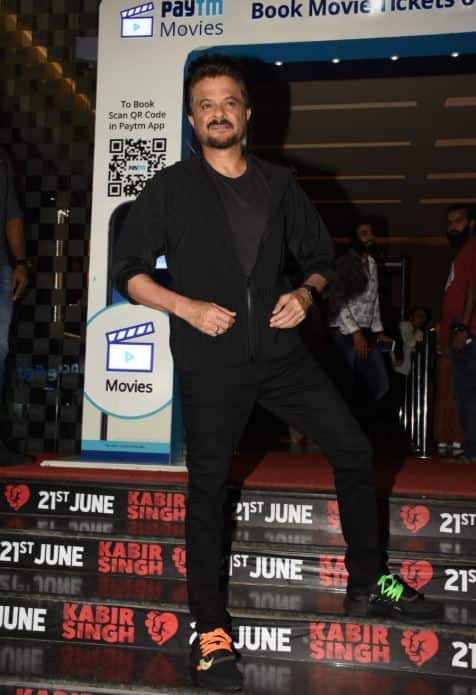 इस खास स्क्रीनिंग में सदाबहार अभिनेता अनिल कपूर इस अंदाज़ में पहुंचे. उन्होंने वहां पोज़ भी दिए. (तस्वीर: मानव मंगलानी)