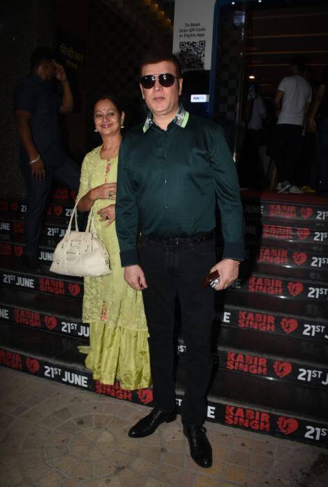 स्रक्रीनिंग में आदित्य पंचोली अपनी पत्नी ज़रीना वहाब के साथ पहुंचे. (तस्वीर: मानव मंगलानी)