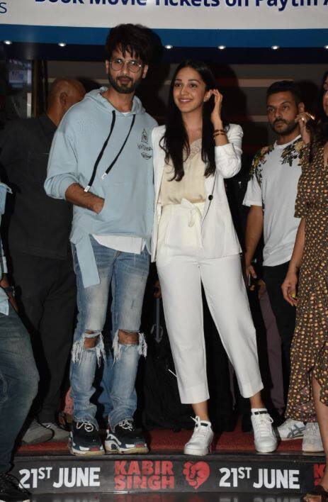 शाहिद कपूर और कियारा आडवाणी ने अपनी फिल्म के स्क्रीनिंग में वहां पोज़ भी दिए. (तस्वीर: मानव मंगलानी)