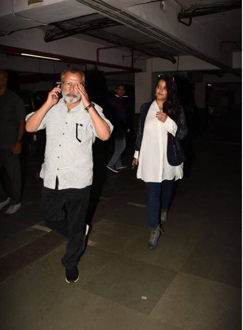 बेटे शाहिद कपूर की फिल्म की स्क्रीनिंग में पिता पंकज कपूर भी पहुंचे. उनके साथ शाहिद की बहन सनाह कपूर भी नज़र आईं. (तस्वीर: मानव मंगलानी)