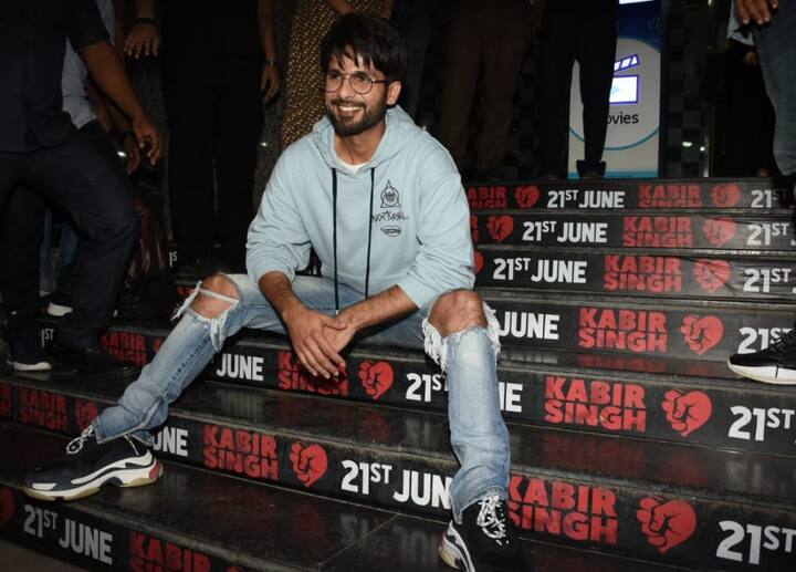 स्क्रीनिंग के दौरान शाहिद कपूर इस खास अंदाज़ में नज़र आए. इस दौरान वो वहां सीढ़ियों पर बैठ गए. (तस्वीर: मानव मंगलानी)