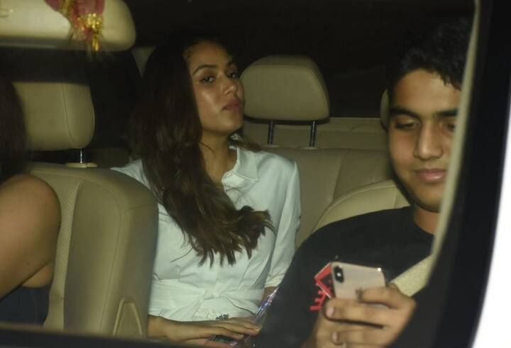 शाहिद कपूर की पत्नी सफेद ड्रेस में स्क्रीनिंग में पहुंची हैं. (तस्वीर: मानव मंगलानी)