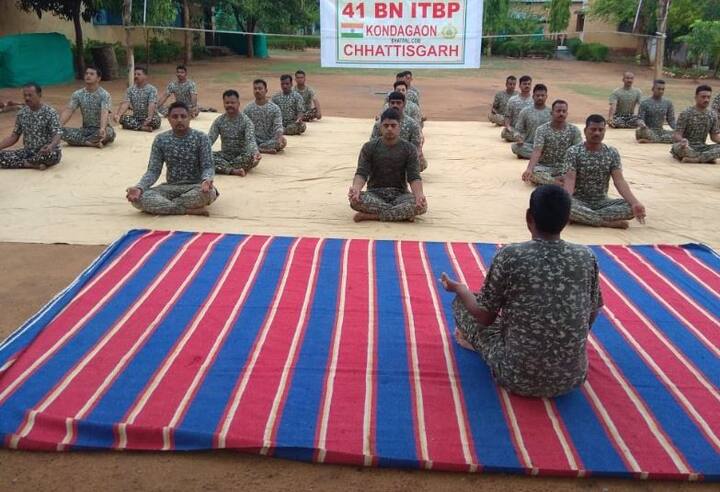  छत्तीसगढ़: कोंडागांव के नक्सल प्रभावित क्षेत्र में तैनात भारत-तिब्बत सीमा पुलिस के जवानों ने भी योग किया.