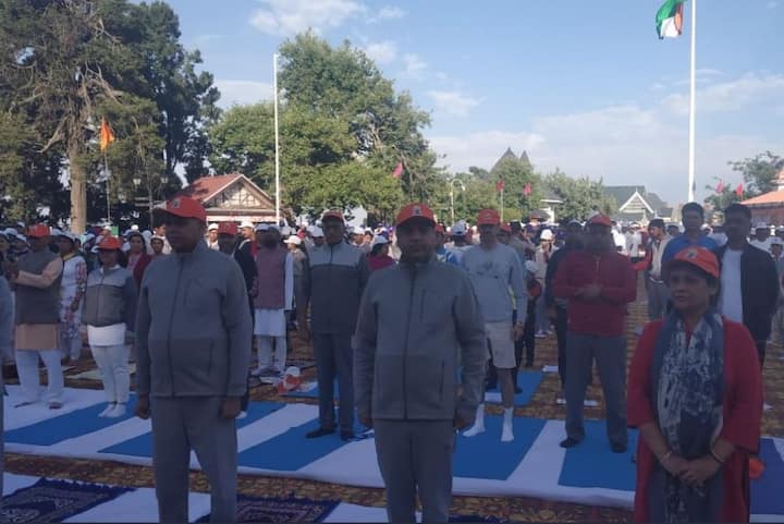 हिमाचल प्रदेश में मुख्यमंत्री जयराम ठाकुर और राज्यपाल ने योग किया.