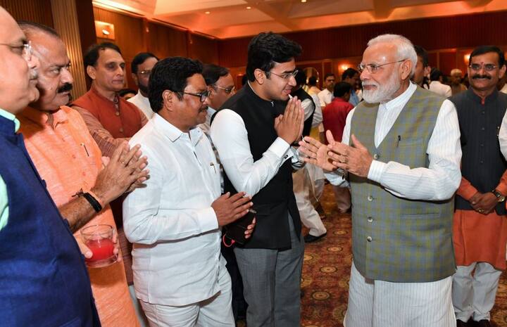 इनमें डीएमके की कनिमोई, आप के राज्यसभा सदस्य संजय सिंह, बीजेपी में शामिल हुये टीडीपी के तीन सांसद वाई एस चौधरी, सी एम रमेश और टी जी वेंकटेश भी शामिल थे. वहीं आरजेडी, टीएमसी, बीएसपी के सांसद पीएम मोदी के डिनर में शामिल नहीं हुए.