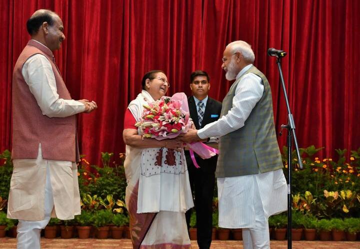 इसके साथ ही पीएम मोदी ने पूर्व स्पीकर सुमित्रा महाजन को शॉल भेंट कर उनका अभिनंदन किया और उनके कार्यकाल की सराहना की.