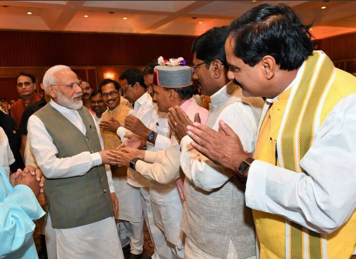 प्रधानमंत्री नरेंद्र मोदी के डिनर पार्टी ने तमाम राजनीतिक बंधनों क तोड़ दिया और यहां सभी राजनीतिक दलों के नेता आपस में मलें.