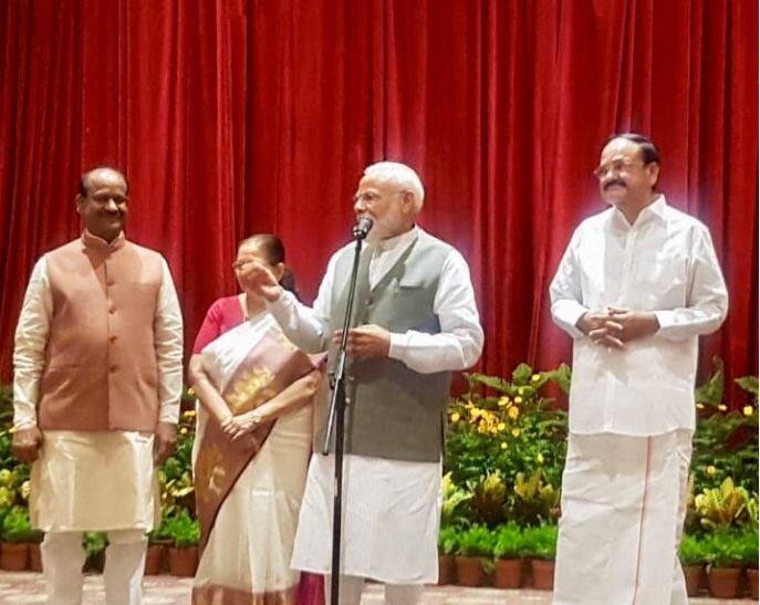 सूत्रों के मुताबिक इस डिनर में प्रधानमंत्री ने सभी सांसदों को संबोधित किया, इस दौरान सभी सांसद खड़े रहे. प्रधानमंत्री ने सभी सांसदों को चुने जाने के लिए बधाई दी और कहा कि आप सभी अगले पांच साल जनता की सेवा करिए. 