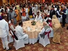 IN PICS: पीएम मोदी के डिनर में खत्म हुई राजनीतिक दूरियां, सभी सांसद गर्मजोशी से मिले