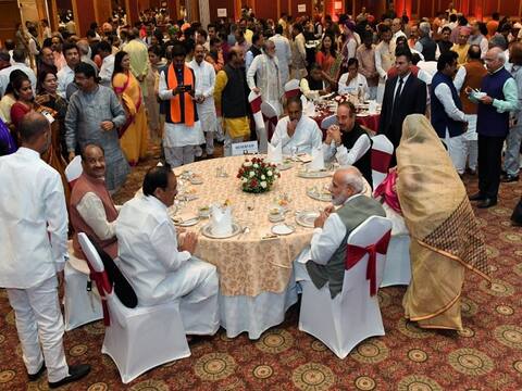 IN PICS: पीएम मोदी के डिनर में खत्म हुई राजनीतिक दूरियां, सभी सांसद गर्मजोशी से मिले IN PICS: पीएम मोदी के डिनर में खत्म हुई राजनीतिक दूरियां, सभी सांसद गर्मजोशी से मिले