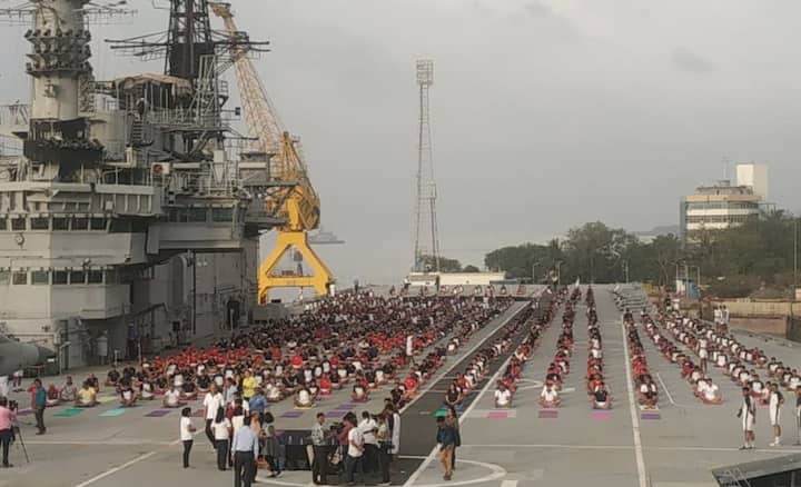 नेवी के जवानों ने नेवी के वेस्टर्न कमांड स्थित आईएनएस विराट (सेवा से बाहर) पर भी योगासन किया. 