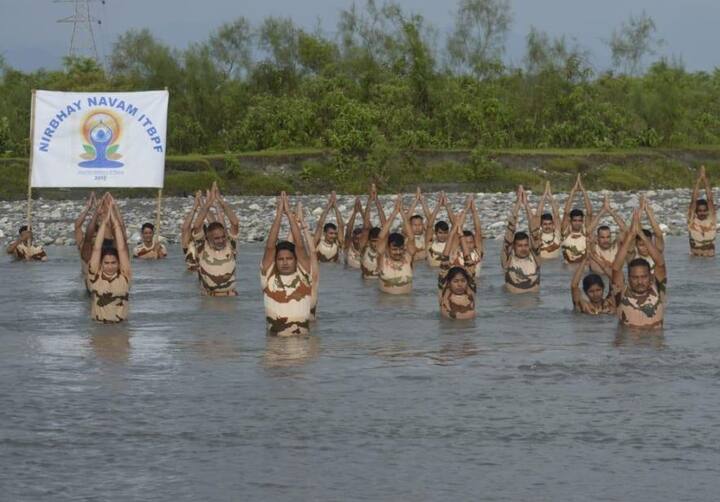सुरक्षाबलों के जवानों ने पानी में भी योग किया. आज पांचवां योग दिवस मनाया जा रहा है. 