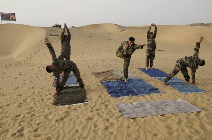 राजस्थान के रेगिस्तानी क्षेत्र में योगाभ्यास करते सुरक्षाबलों के जवान.