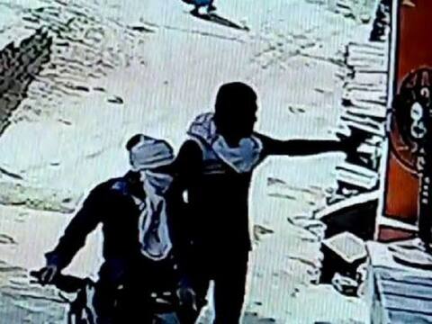 प्रयागराज: शोरूम में व्यापारी पर बरसाईं गोलियां, सीसीटीवी में कैद हुई वारदात प्रयागराज: शोरूम में व्यापारी पर बरसाईं गोलियां, सीसीटीवी में कैद हुई वारदात