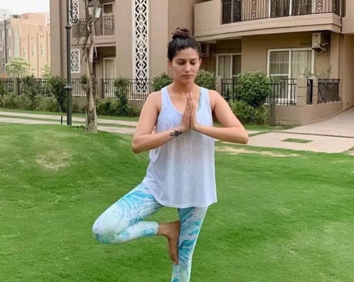 देसी क्वीन सपना चौधरी ने भी योग के दौरान की ये तस्वीर शेयर की. (सभी तस्वीरें- इंस्टाग्राम))