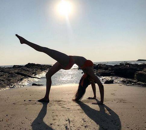 आज दुनियाभर में इंटरनेशनल योग डे मनाया जा रहा है. ऐसे में बॉलीवुड कहां पीछे रहने वाला है. बॉलीवुड के कई सेलेब्स ने योग डे सेलिब्रेट करते हुए अपनी तस्वीरें पोस्ट की हैं. आप भी देखें उनकी ये तस्वीरें. सभी फोटोः इंस्टाग्राम