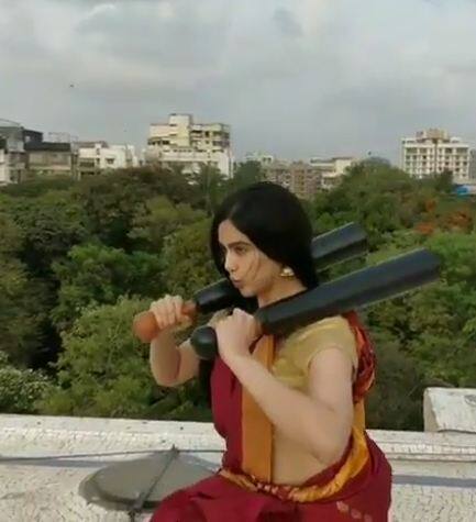 आज हर कोई योग दिवस सेलिब्रेट कर रहा है. ऐसे में बॉलीवुड की बैले डांसर और एक्ट्रेस अदा शर्मा कहां पीछे रहने वाली हैं. सभी फोटोः इंस्टाग्राम