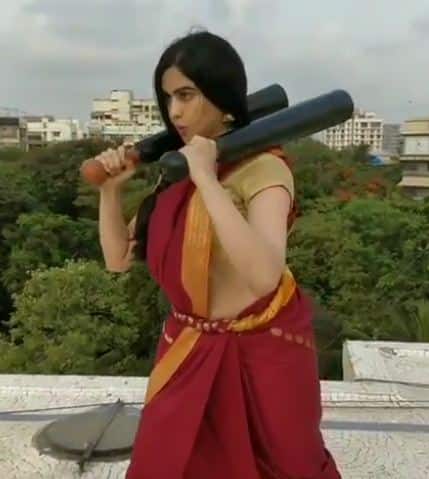 इन वीडियोज में अदा शर्मा कहीं सूर्य नमस्कार करती नजर आ रही हैं तो कहीं डंबल उठाती. 