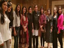 वायरल तस्वीर का दावा- पाक खिलाड़ियों की पत्नियों के साथ शशि थरूर ने खिंचाई फोटो, AIPC ने बताया गलत