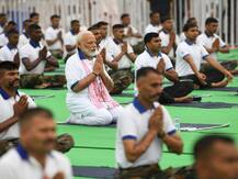 कुछ इस तरह से देशभर में मनाया गया 5वां अंतरराष्ट्रीय योग दिवस, देखें तस्वीरें