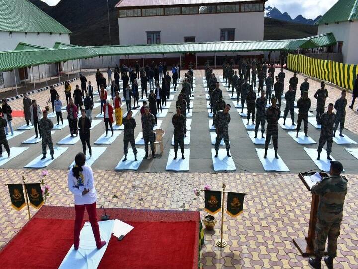  पूर्वी सीमा के वास्तविक नियंत्रण रेखा (एलएसी) के साथ, नाथू ला (सिक्किम) और अरुणाचल प्रदेश के बुमला और वाचा-दमाई में संयुक्त योग सत्र का आयोजन किया गया. इसमें 70 चीनी सेना और तीस नागरिकों ने भारतीय सेना के जवानों के साथ योग किया.