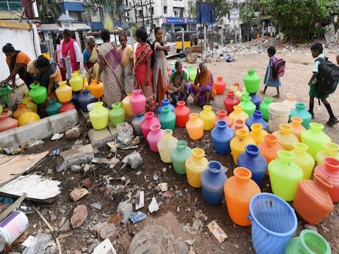 चेन्नई में जल संकट से लोग परेशान, अब ट्रेन के जरिए पहुंचाया जाएगा एक करोड़ लीटर पानी चेन्नई में जल संकट से लोग परेशान, अब ट्रेन के जरिए पहुंचाया जाएगा एक करोड़ लीटर पानी
