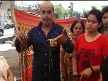 टिक टॉक एप: गले में मंगलसूत्र, हाथ में चूड़ियां पहन वीडियो बनाते हुए बच्चे ने लगाई फांसी