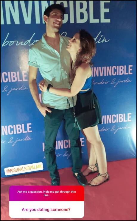 यूज़र के इस सवाल पर इरा ने कुछ कहा नहीं, लेकिन संगीतकार मिशाल कृपलानी के साथ की एक तस्वीर शेयर की, जिसमें वो उन्हें गले लगाए नज़र आ रही थीं. इसके साथ ही उन्होंने तस्वीर में मिशाल को टैग भी किया था. (तस्वीर: इंस्टाग्राम)