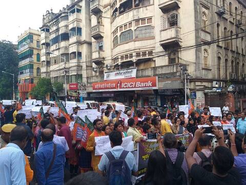 कोलकाताः पश्चिम बंगाल में रुक नहीं रहा है राजनीतिक हत्याओं का सिलसिला, 24 परगना जिले में एक और कार्यकर्ता की हुई मौत कोलकाताः पश्चिम बंगाल में रुक नहीं रहा है राजनीतिक हत्याओं का सिलसिला, 24 परगना जिले में एक और कार्यकर्ता की हुई मौत