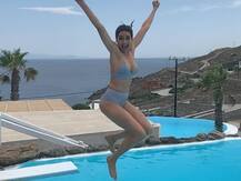 करिश्मा तन्ना इस अंदाज में गर्मियों को कर रही हैं इंजॉय, शेयर किया ये HOT वीडियो