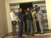 पिता लालू प्रसाद यादव से मिलने अस्पताल पहुंचे तेज प्रताप यादव, \'भगवद् गीता\' भेंट की