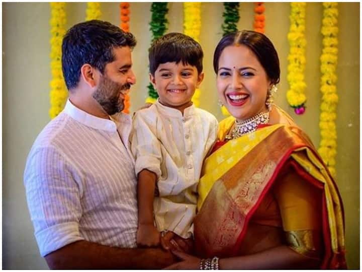 Sameera Reddy godbharai Photos and videos getting viral over social media flaunts huge baby bump in traditional attire समीरा रेड्डी की गोदभराई की रस्म से सामने आई खास तस्वीरें और VIDEO, दूसरी बार मां बनने जा रहीं है अभिनेत्री