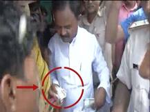 चमकी बुखार के पीड़ितों ने सांसद पशुपति पारस को सुनाई खरी खोटी, विधायक को बंधक बनाया, पैसे देकर छूटे