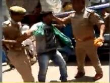 यूपी: वाराणसी में ई-रिक्शा चालक की पुलिस ने की बेरहमी से पिटाई, वीडियो वायरल