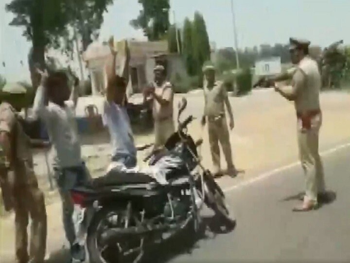 UP Police point gun at people during vehicle checking video viral यूपी पुलिस की गुंडागर्दी: गाड़ी चेकिंग के दौरान लोगों पर ताने रखी बंदूक, वीडियो वायरल