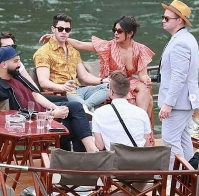 बॉलीवुड अभिनेत्री और पूर्व मिस वर्ल्ड प्रियंका चोपड़ा हाल ही में अपने पति और अमेरिकन सिंगर निक जोनास के साथ पेरिस में पार्टी करती दिखाई दीं. 