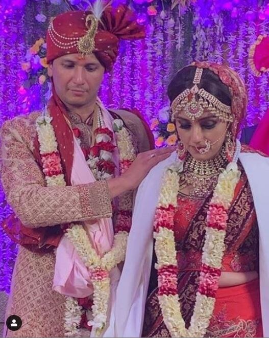 आरती और विशारद ने 23 जून को शादी की है. पहले खबरे थीं वो जुलाई में शादी करेंगी लेकिन अचानक सोशल मीडिया पर शादी की खास तस्वीर शेयर करते हुए आरती ने अपने फैंस को हैरान कर दिया. बताया जा रहा है कि इस शादी में दोनों के परिवार वाले, रिश्तेदार और खास दोस्त ही शामिल हुए थे. हिंदू रीति रिवाजों से हुई इस शादी में टीवी कपल शीना बजाज और रोहित पुरोहित ने भी बतौर मेहमान शिरकत की थी.