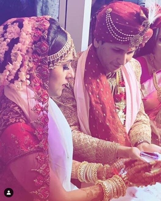 अब इस शादी की तस्वीरें सोशल मीडिया पर सामने आई तो इनके फैंस काफी हैरान हो गए, लेकिन अब सभी इस शादी को सेलिब्रेट कर रहे हैं और इस नए नवेले शादीशुदा कपल को बधाईयां भी दे रहे हैं. सामने आई तस्वीरों में आप देख सकते हैं कि आरती और विशाल एक दूसरे के साथ परफेक्ट लग रहे हैं.